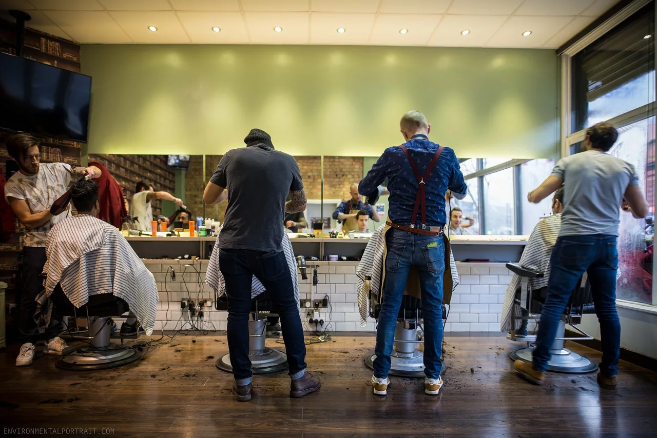 Drie stoelen, een koffiemachine en goede muziek